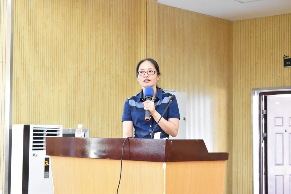 李凤玲医生主讲韦春林老师发言全场合影【关闭】