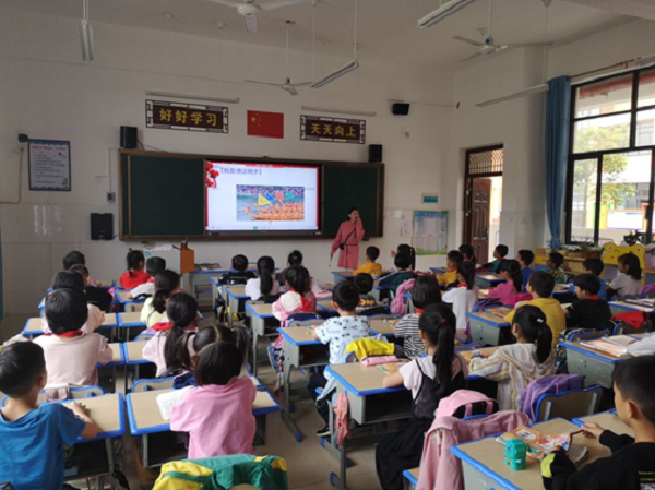 教育学院黎茂昌副院长一行人到湾大附小听实习生上公开课