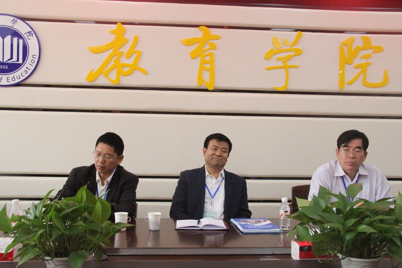 2018年3月5日，学校党委书记赵君（中）到教育学院指导工作。