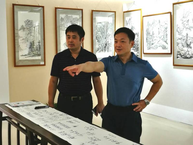 2018年9月11日学校党委陈湘如副书记（右）参观教育学院第一届师生书画作品展。